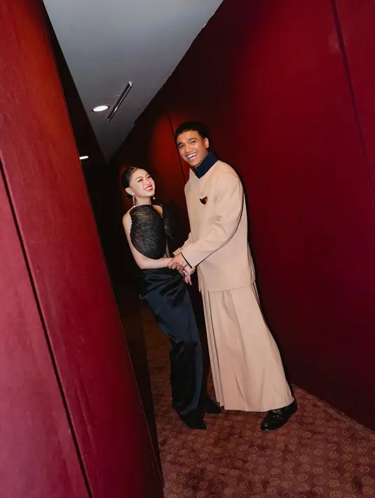 Fadly tampil keren dan berbeda dengan setelan atasan dan bawahan yang serasi, rancangan Jan Sober. [Foto: Instagram/fadlyfsl_]