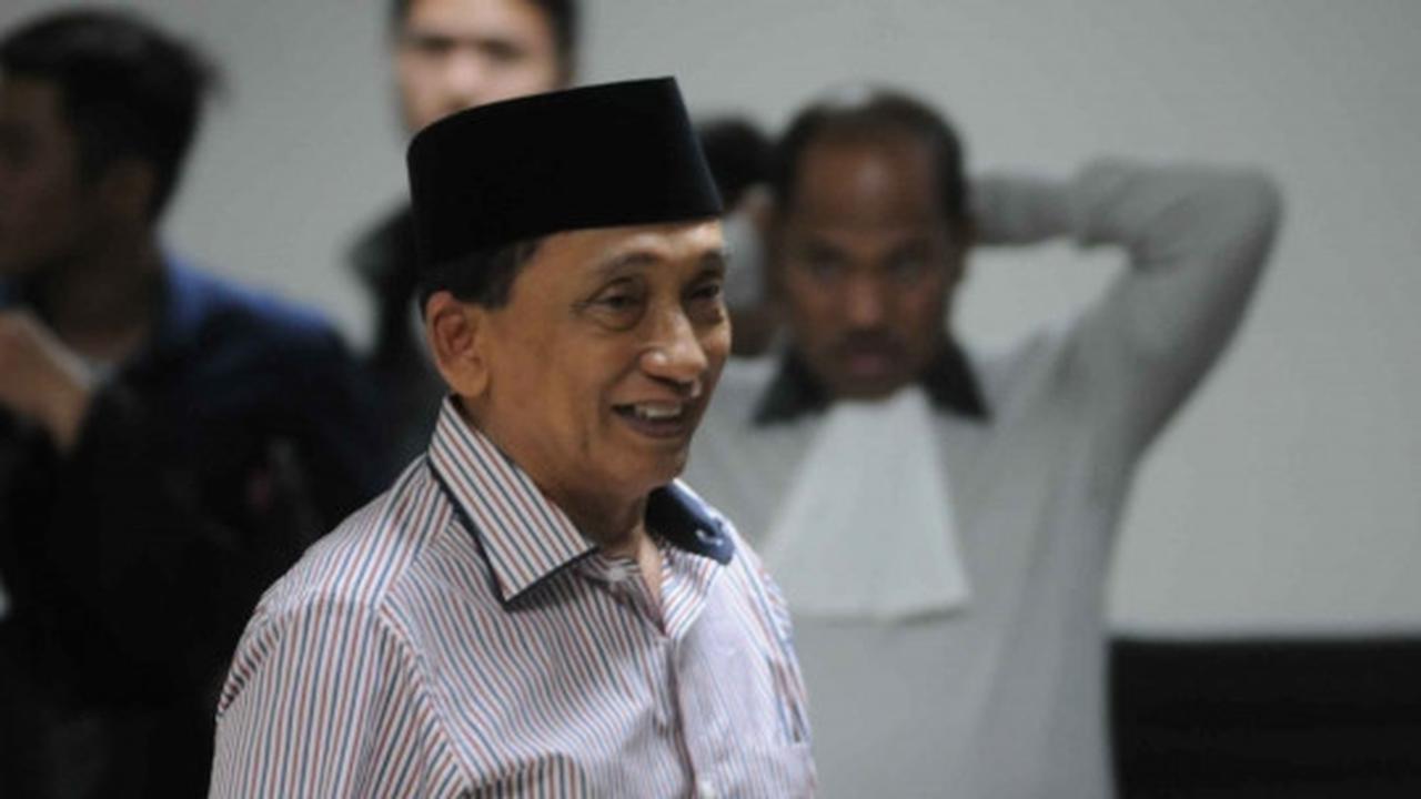 Sidang vonis ditunda, Fuad Amin tersenyum lepas