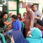 Kapten Inf Tatang Taryono, Komandan Koramil (Danramil) 2101/Sukaraja yang terjun langsung memberikan penanganan terapi gratis kepada masyrakat yang membutuhkan terapi saraf. (Dokpri)