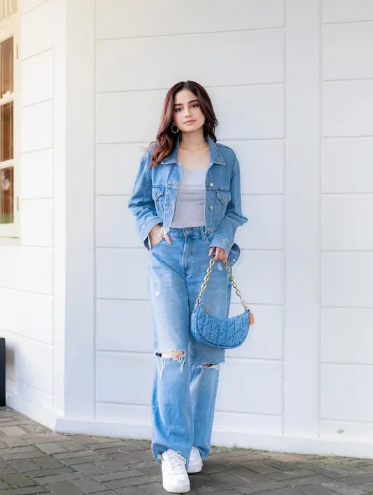 Potret chic Syifa Hadju padukan outfit denim on denim. Ia memadukan inner abu-abu dengan jaket jeans dan celana jeans panjang yang serasi. [Foto: Instagram/syifahadju]