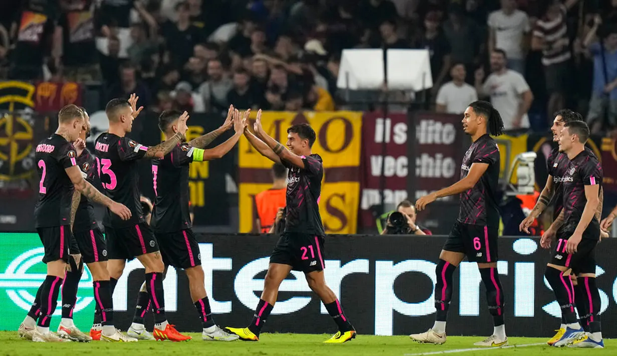 Pemain AS Roma Paulo Dybala (tengah) merayakan dengan rekan setimnya usai mencetak gol ke gawang HJK Helsinki pada pertandingan sepak bola Liga Europa di Stadion Olimpiade Roma, Italia, 15 September 2022. AS Roma menang dengan skor 3-0. (AP Photo/Alessandra Tarantino)