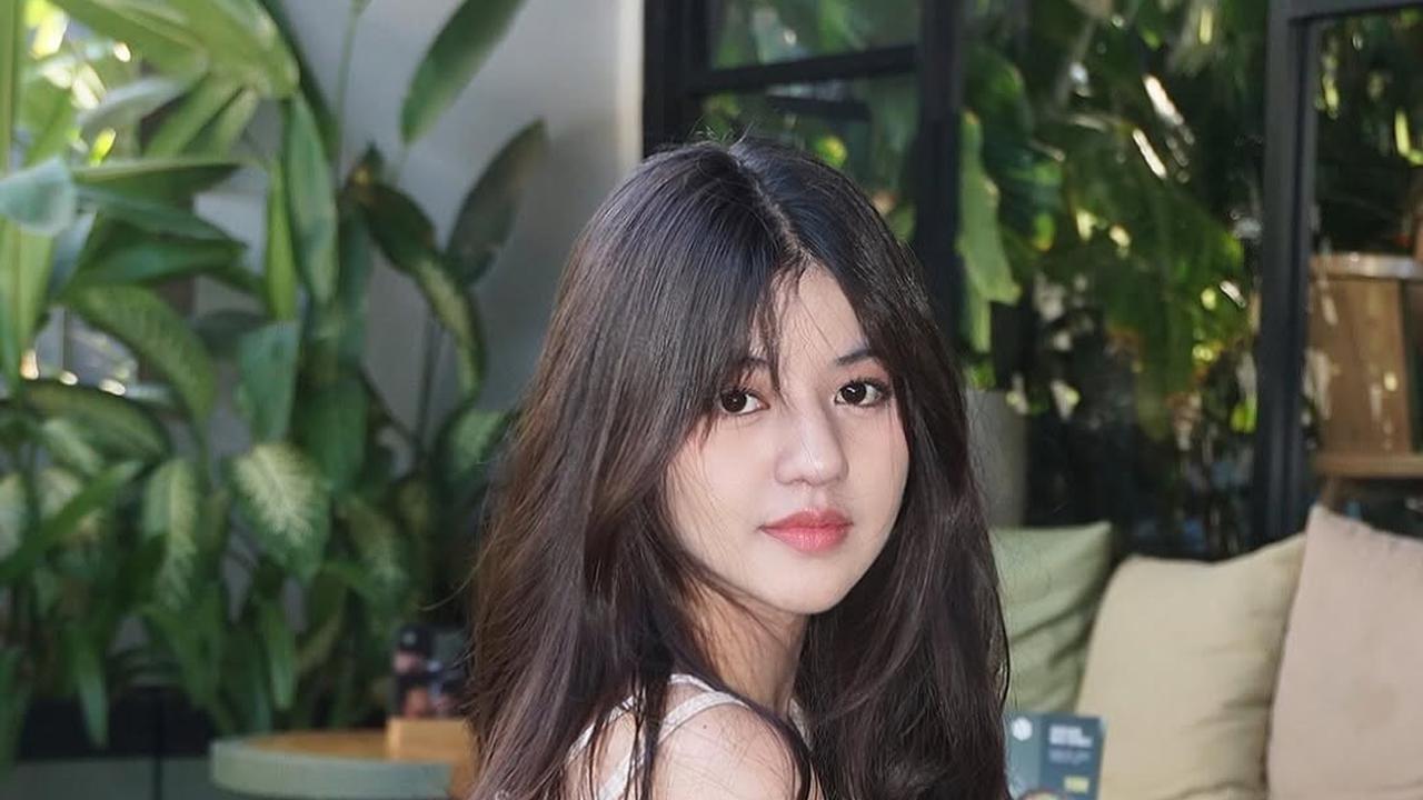 Potret Vonny Felicia YouTuber Cantik dengan Outfit Putih yang Bikin Makin Bening dan Klepek-Klepek