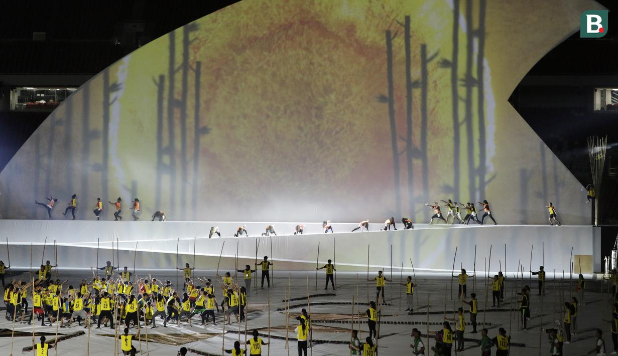 Penari melakukan latihan untuk persiapan tampil pada upacara pembukaan Asian Para Games 2018 di SUGBK, Jakarta, Kamis (27/9/2018). Pembukaan Asian Para Games 2018 akan digelar pada 6 Oktober 2018. (Bola.com/M Iqbal Ichsan)