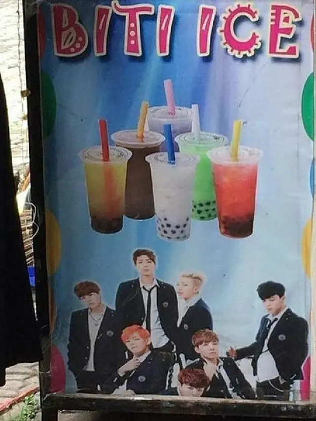 6 Spanduk Promo Jualan Ini Terinspirasi dari Idol K-Pop, Bikin Ngakak