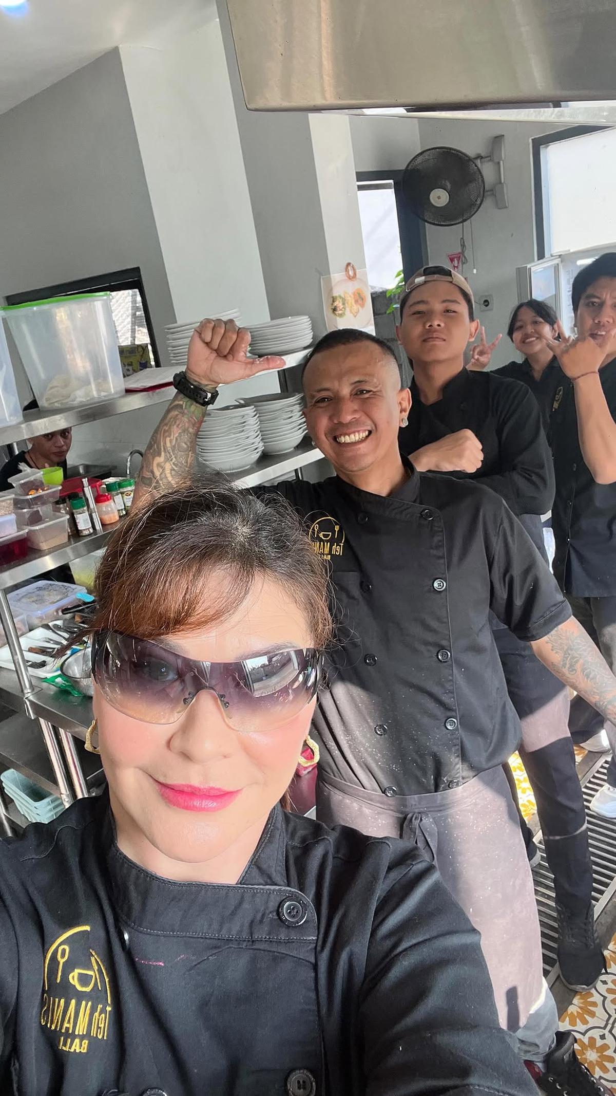 Bisnis Kuliner di Bali, Ini 7 Potret Tamara Bleszynski Turun Tangan Masak Sendiri