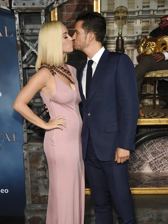 Katy Perry Pamer Ciuman dengan Orlando Bloom di Pemutaran Carnival Row