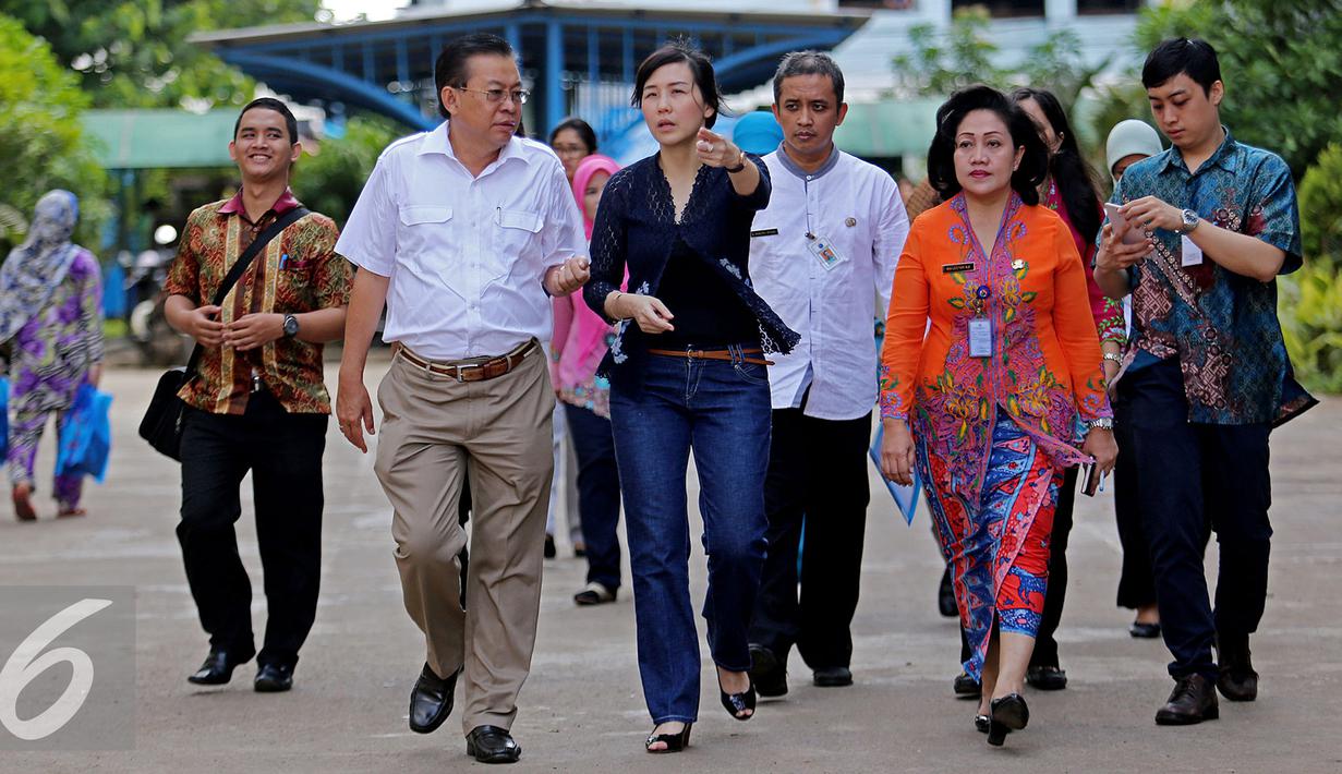 Managing Director Sinar Mas G. Sulistiyanto didampingi Istri Gubernur DKI Jakarta Basuki Tjahaja Purnama, Veronica Tan saat menghadiri acara Bazaar Rakyat di Rusun Marunda, Jakarta Utara, Kamis (30/6).(Liputan6.com/Angga Yuniar)