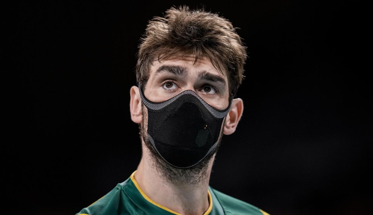 Pevoli Brasil, Lucas Saatkamp terlihat saat babak penyisihan grup B bola voli putra Olimpiade Tokyo 2020 Brasil dan AS di Ariake Arena pada 30 Juli 2021. Lucas Saatkamp menjadi sorotan di Olimpiade karena selalu menggunakan masker saat bertanding (AP Photo/Manu Fernandez)