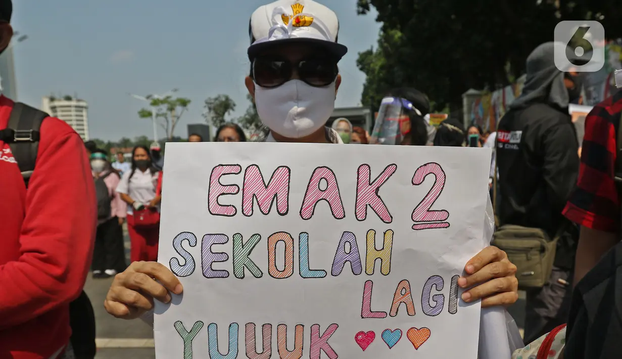 Sejumlah orang tua murid membawa poster dalam demonstrasi di depan Kementerian Pendidikan dan Kebudayaan, Jakarta, Senin (29/6/2020). Mereka memprotes sistem Penerimaan Peserta Didik Baru (PPDB) DKI Jakarta yang seleksi penerimaannya berdasarkan usia. (Liputan6.com/Herman Zakharia)