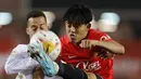 Gelandang Mallorca, Takefusa Kubo berebut bola dengan gelandang Real Madrid, Lucas Vazquez pada pertandingan lanjutan La Liga Spanyol di Palma de Mallorca, Spanyol, Selasa (15/3/2022). Madrid menang telak atas Mallorca 3-0. (AP Photo/Francisco Ubilla)