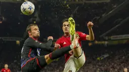 Bek FC Copenhagen, Peter Ankersen (kiri) berebut bola dengan bek Manchester United, Sergio Reguilon pada laga matchday ketiga Grup A Liga Champions 2023/2024 di Old Trafford Stadium, Rabu (25/10/2023) dini hari WIB. (AP Photo/Dave Thompson)