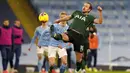 Striker Tottenham Hotspur, Harry Kane, mengontrol bola saat melawan Manchester City pada laga Liga Inggris di Stadion Etihad, Sabtu (13/2/2021). City menang dengan skor 3-0. (Tim Keeton/Pool via AP)