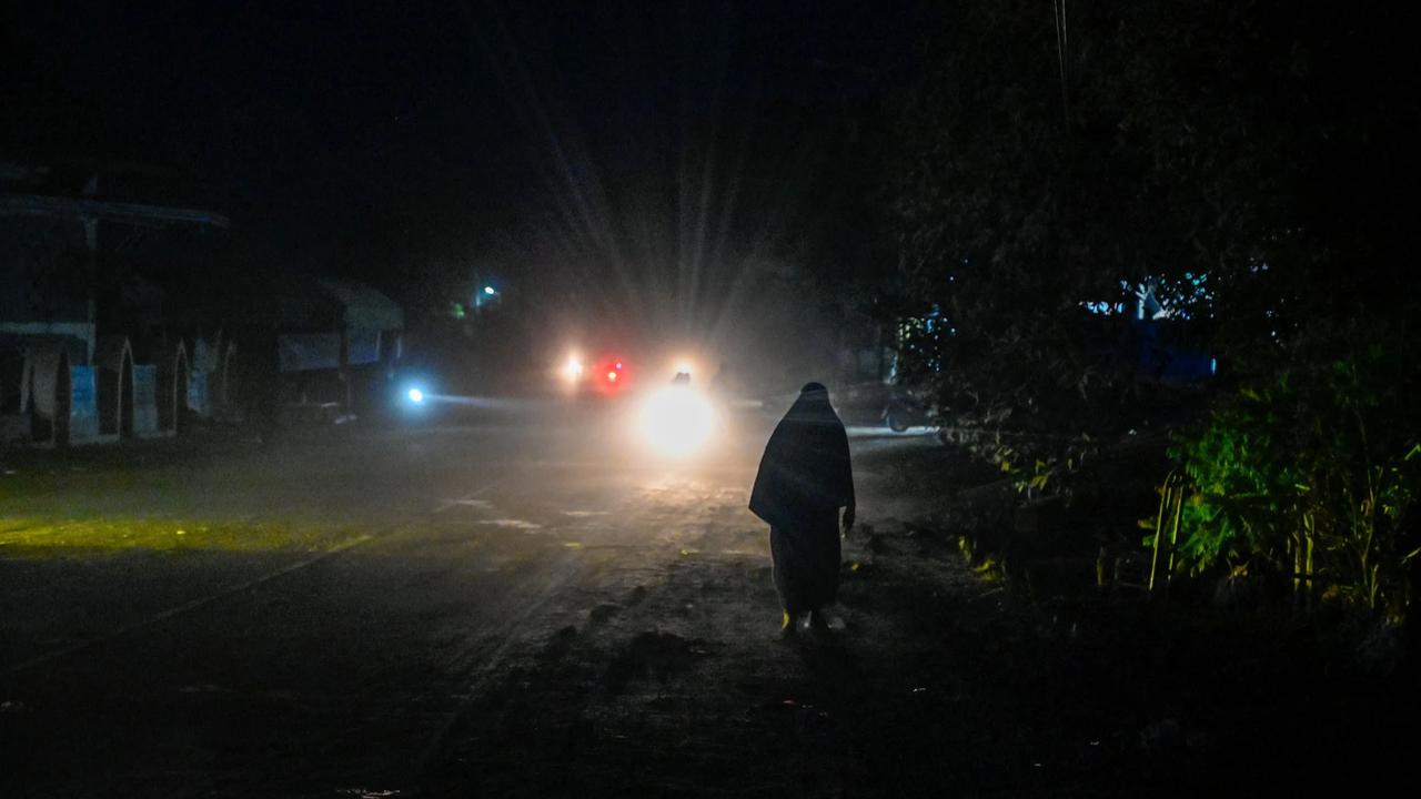 FOTO: Sebagian Warga Pidie Jaya Bertahan dalam Gelap Pasca Banjir Bandang