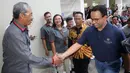 Dirut Bank DKI, Zainuddin Mappa (kiri) menyambut kedatangan Gubernur DKI Jakarta, Anies Baswedan saat serah terima kunci Hunian Program DP 0 Rupiah di Klapa Village, Jakarta (31/8/2019). Rusunami siap huni tersebut, bebas biaya administrasi dan tenor kredit hingga 20 tahun. (Liputan6.com/HO/Budi)