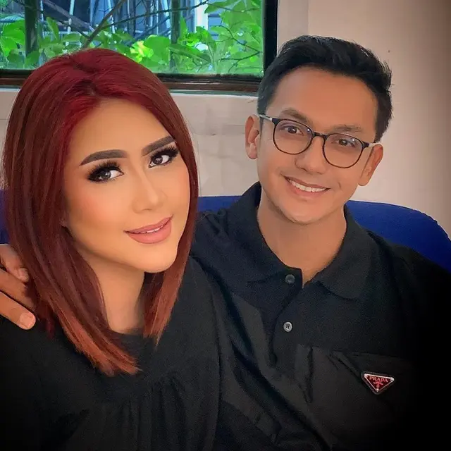 Potret mesra Gunawan dan istri