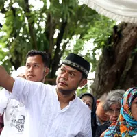 Meski sedang bertugas di Turki, Edwin Manangsang tetap mengikuti prosesi pemakaman Yanni Libels via video call. (Foto: M.Akrom/bintang.com)