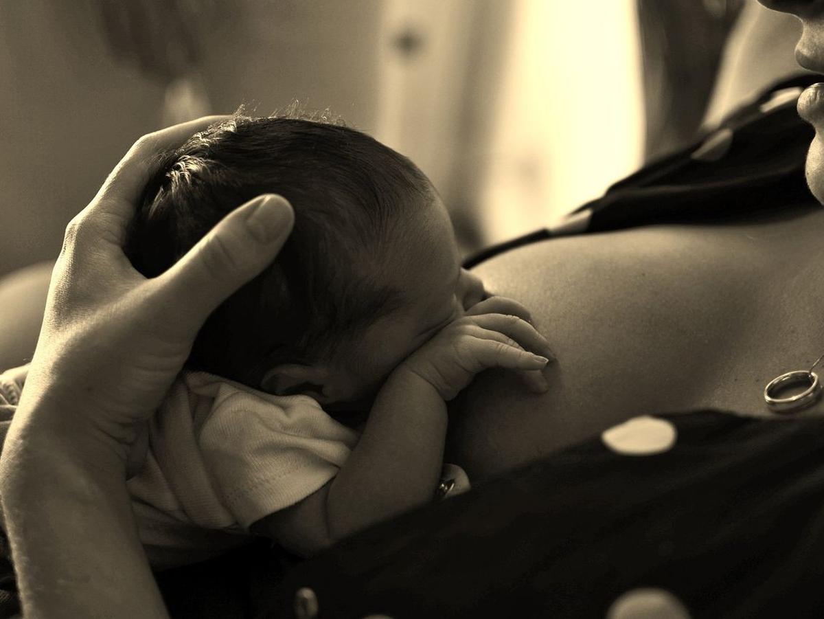 Bayi sering menyusu artinya tidak dapat ASI cukup
