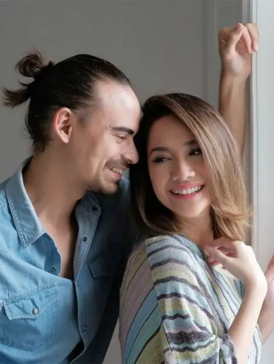 Pasangan ini juga menjadikan filosofi Yin dan Yang untuk saling membangun. Yin dan Yang merupakan filosofi Tionghoa yang biasa digunakan untuk menggambarkan sifat kekuatan yang saling berhubungan. (Instagram/@bclsinclair)