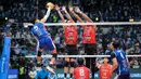 <p>Pemain Jakarta LavAni Allobank Electric, Boy Arnes (kiri) melepaskan spike yang berusaha diblok dua pemain Jakarta Bhayangkara Presisi, Agil Angga Anggara (tengah) dan Raden Ahmad Gumilar pada laga grand final PLN Mobile Proliga 2024 di Indonesia Arena, Senayan, Jakarta, Minggu (21/7/2024). Jakarta LavAni Allobank Electric kalah 1-3 (30-28, 22-25, 22-25 dan 23-25). (Bola.com/Bagaskara Lazuardi)</p>