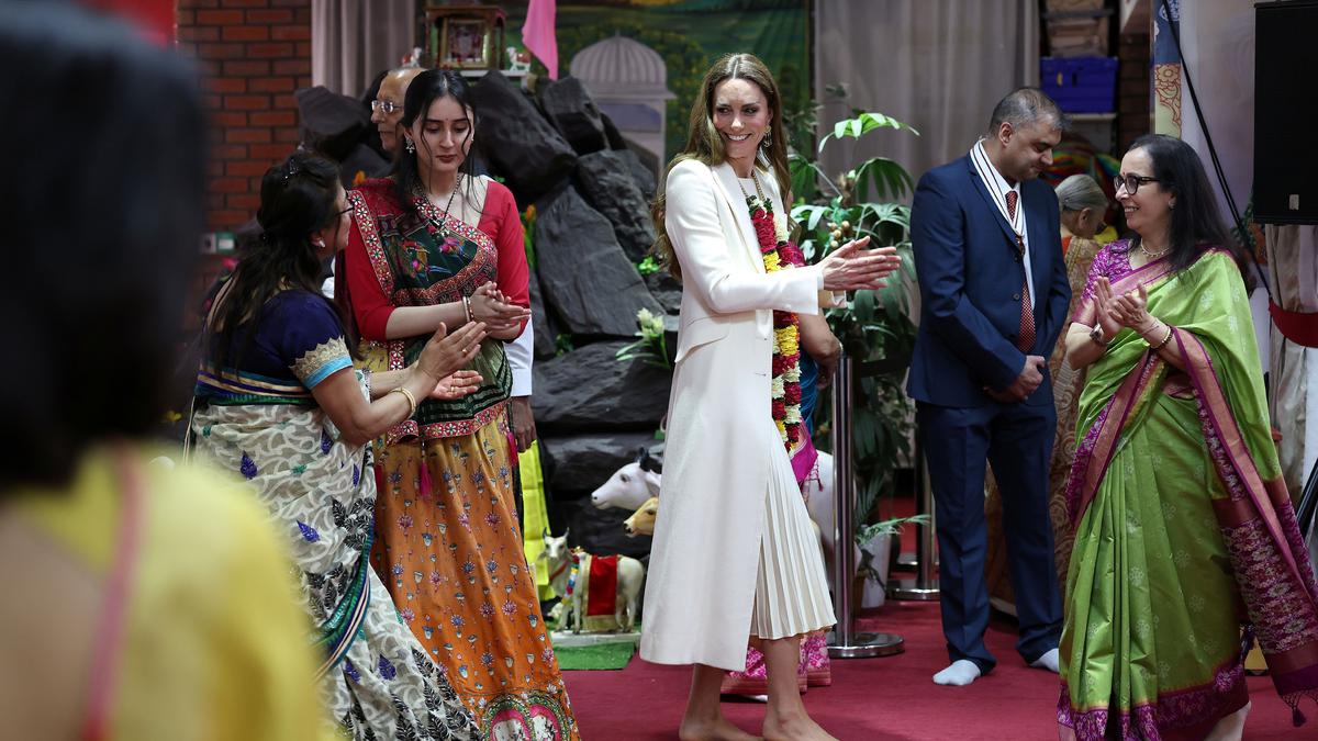 Kate Middleton Menari India Saat Kunjungi Kuil Hindu di Inggris, Antingnya Curi Perhatian