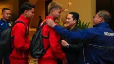 Ketua Umum Persatuan Sepak Bola Seluruh Indonesia (PSSI), Erick Thohir (kedua kanan) menyalami Hokky Caraka dan Muhammad Ferarri saat melepas pemain Timnas Indonesia yang akan terbang menuju Australia di Hotel Fairmont, Jakarta, pada Minggu (16/3/2025). (Foto: Dokumentasi PSSI)