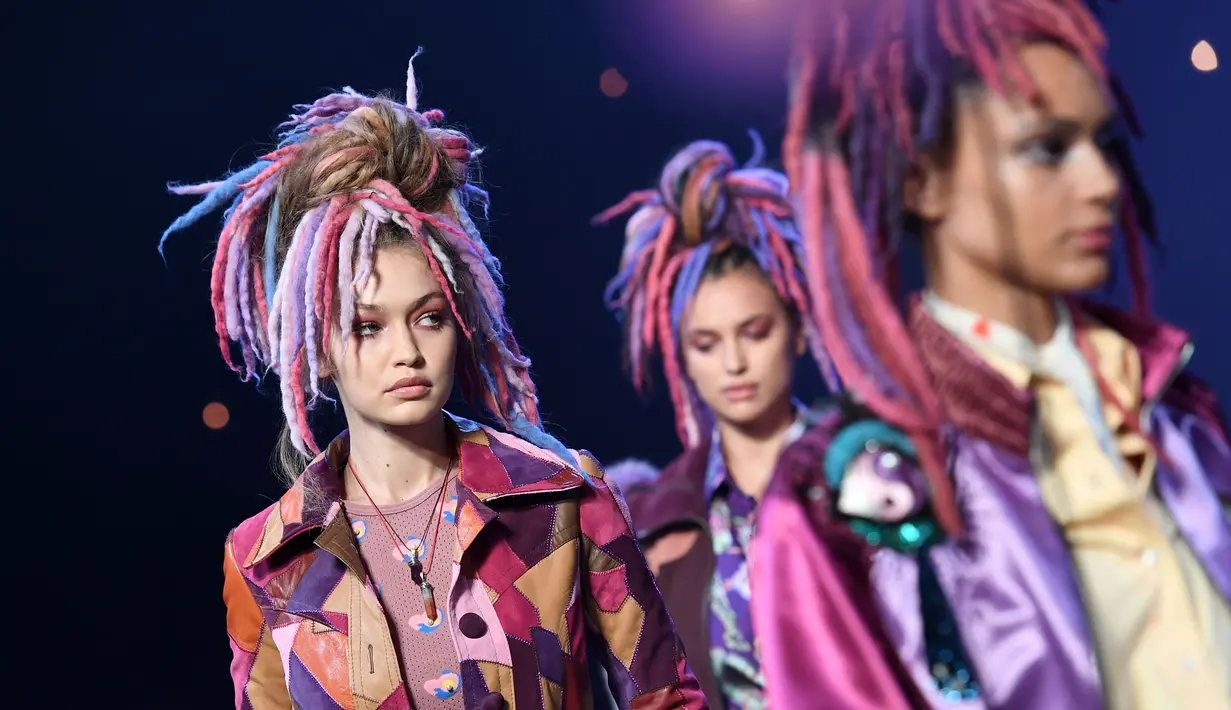 Model cantik Gigi Hadid memamerkan busana rancangan terbaru Marc Jacobs untuk koleksi spring 2017 pada gelaran New York Fashion Week di New York, Kamis (15/9). Gigi mengubah penampilannya dengan wig mirip rambut gimbal berwarna-warni. (Angela WEISS/AFP)