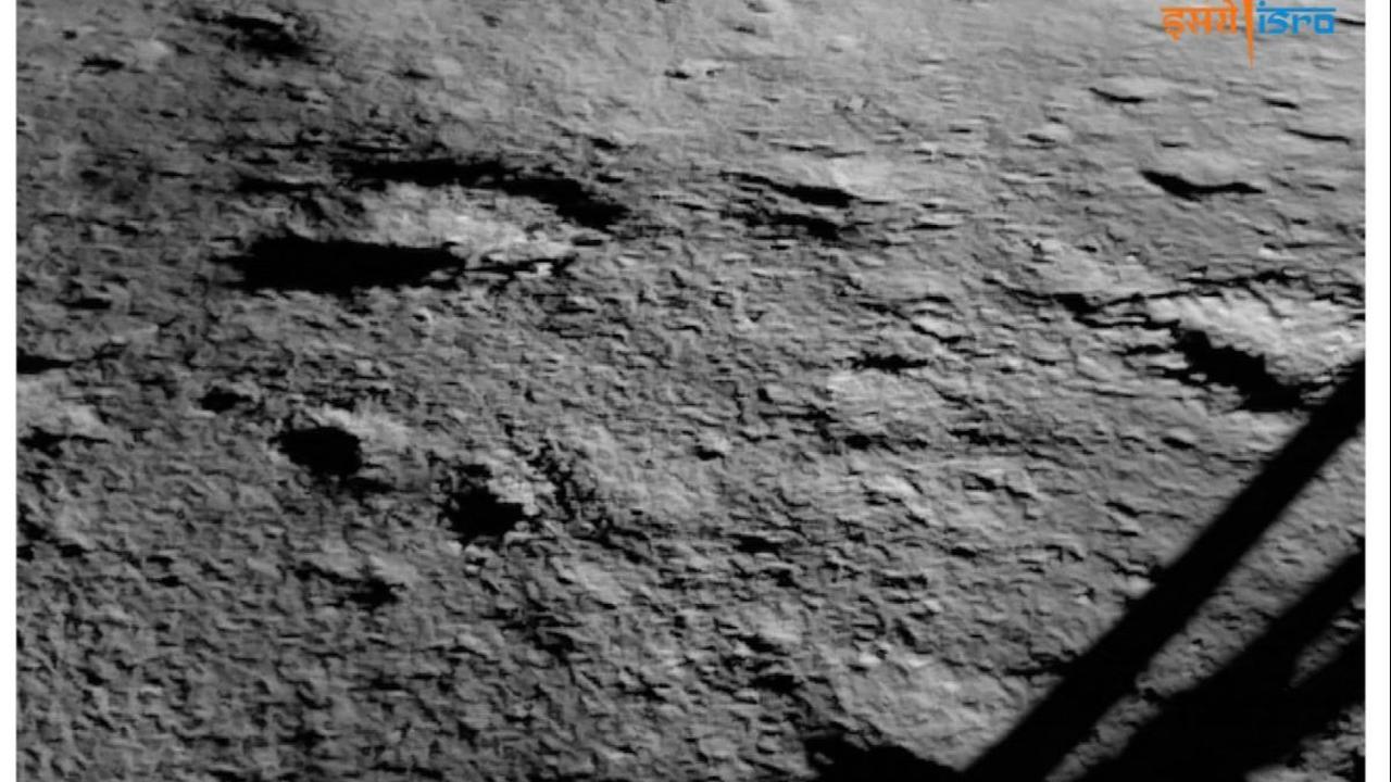 Pendaratan Pertama di Kutub Selatan Bulan