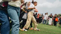 Najwa Shihab menyebut tarik tambang lomba favoritnya karena merefleksikan perjuangan meraih kemerdekaan dan persatuan. Ia juga ikut lomba bakiak. (Foto: Dok. Instagram @najwashihab)