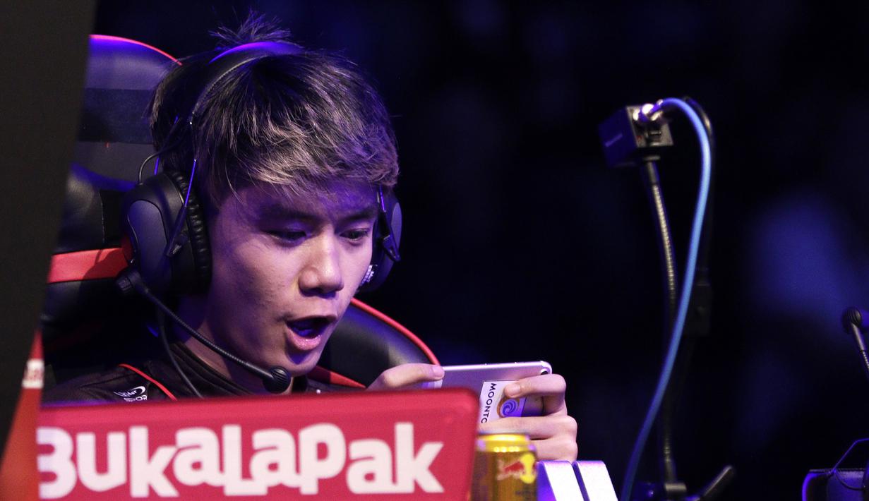 Anggota tim e-Sports, ONIC, saat melawan Louvre pada babak final Turnamen Mobile Legends: Bang Bang Profesional League (MPL) Indonesia Season 3 di Britama Arena, Jakarta, Jumat (3/5). ONIC menang 2-0 atas Louvre. (Bola.com/Yoppy Renato)