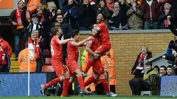 Gelandang Liverpool asal Inggris Raheem Sterling (kanan) merayakan dengan rekan tim setelah mencetak gol ketiga saat laga pertandingan sepak bola Liga Utama Inggris antara Liverpool melawan Arsenal di Anfield, Liverpool, barat laut Inggris, Sabtu (8/2/14)