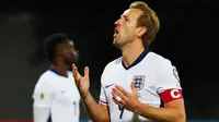 Reaksi striker Timnas Inggris, Harry Kane, saat melawan Latvia pada the Kualifikasi Piala Dunia 2026 di Stadion Daugava, Riga, Latvia, Rabu (15/10/2025) dini hari WIB. (Gints Ivuskans / AFP)