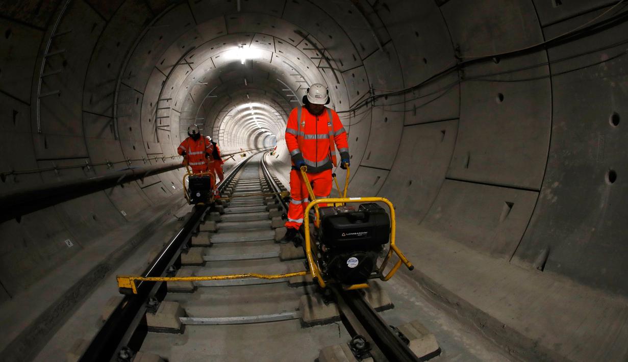 Pekerja mengecek jalur kereta api di terowongan proyek Crossrail di Stepney, London, Inggris, (16/11). Crossrail merupakan proyek jalur kereta bawah tanah terbesar di Eropa yang memiliki panjang 118 kilometer. (REUTERS/Stefan Wermuth)