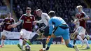 Wayne Rooney berusaha melewati adanangan pemain Burnley  pada lanjutan Premier League di Turf Moor Stadium, Burnley, Minggu (23/4/2017). MU menang 2-0.  (Martin Rickett/PA via AP)