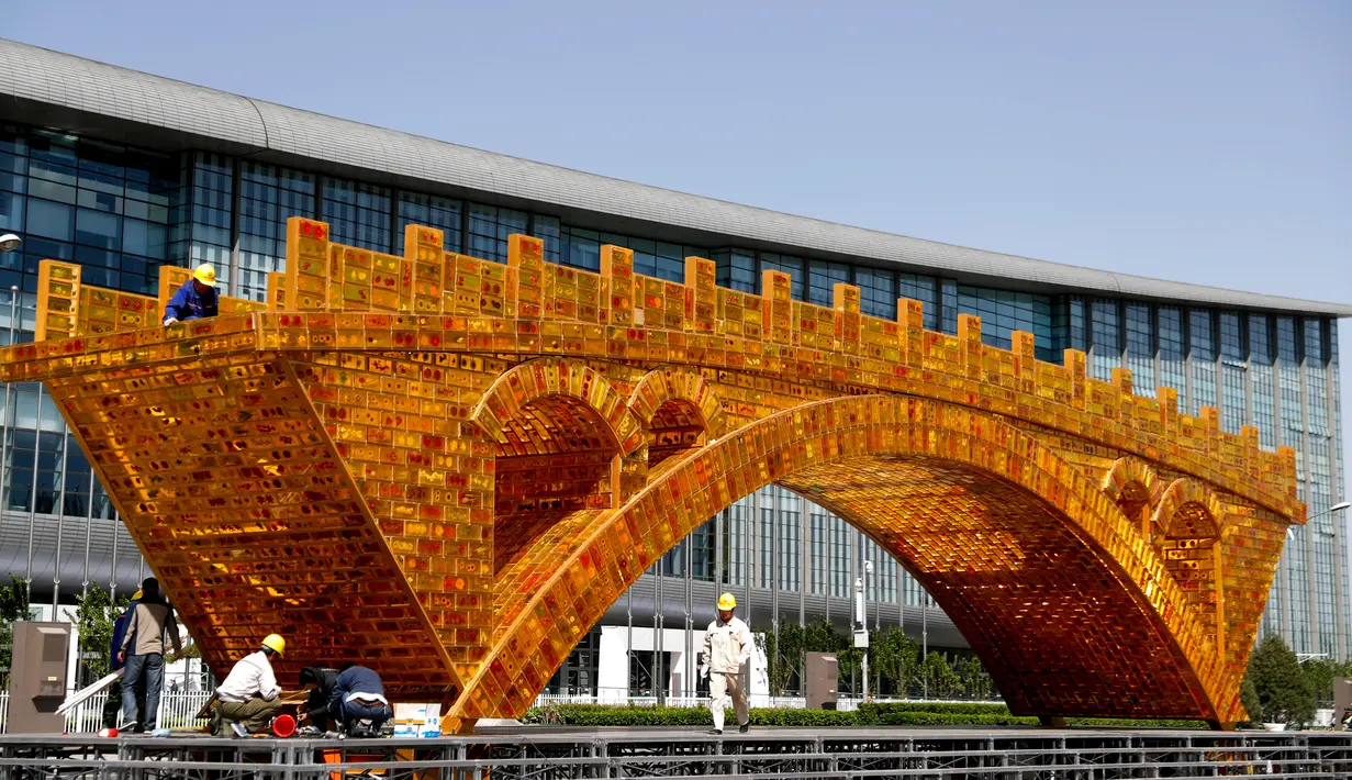 Pekerja memasang kabel pada struktur 'Golden Bridge Silk Road' di Beijing, China (18/4). Pembangunan ini untuk menyambut Kerja Sama Internasional Satu Ikatan dan Satu Jalan (Belt an Road) pada 14 – 15 Mei mendatang. (AP Photo/Andy Wong)