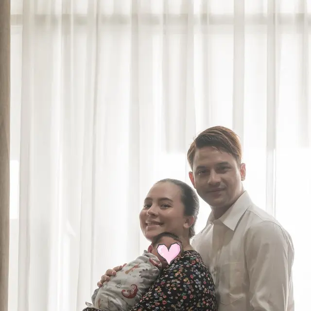 Melahirkan di Malam Takbiran, Ini 6 Potret Istri Lucky Perdana Gendong Anak Kedua