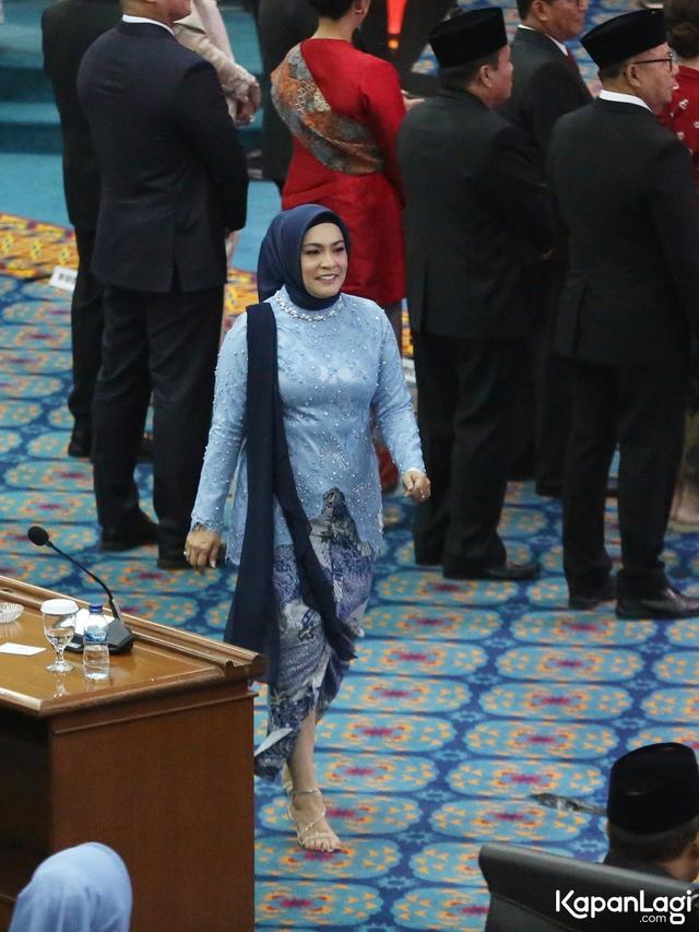 10 Potret Seleb Pakai Kebaya saat Dilantik Sebagai Anggota DPRD DKI Jakarta, Astrid Kuya, Tina Toon, hingga Bebizie