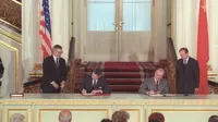 Penandatanganan Traktat Senjata Nuklir Jarak Menengah (INF) antara Presiden AS Ronald Reagan dan Pemimpin Uni Soviet Mikhail Gorbachev pada Desember 1987 atau lima bulan jelang KTT Moskow (Wikimedia / Creative Commons)