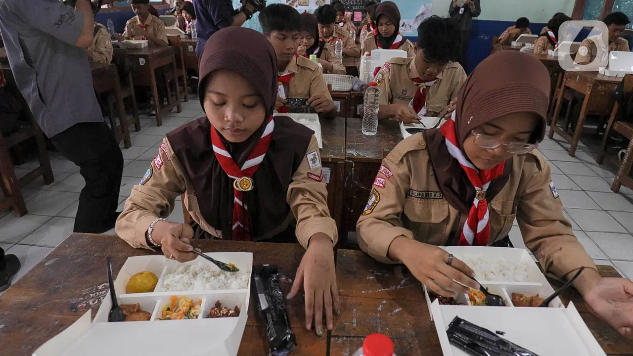 Wapres Gibran Rakabuming Raka Tinjau Langsung Uji Coba Program Makan Bergizi Gratis di SMPN 270 Jakarta