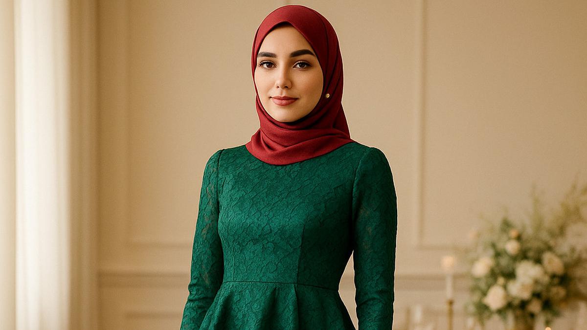 8 Inspirasi Gamis Brokat Satin 2025 dengan Paduan Warna Kontras untuk Pesta, Tampil Beda dan Elegan