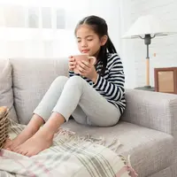 Ilustrasi seorang anak yang menikmati setiap tegukan susu cokelat favoritnya. ©depositphotos.com/primagefactory
