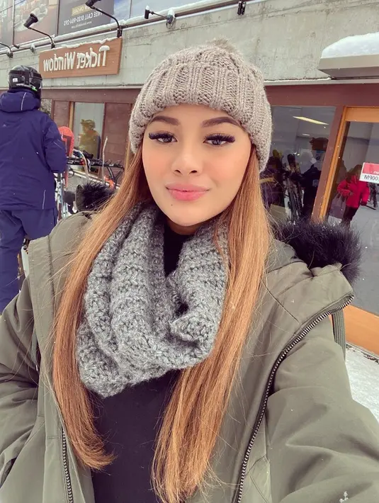 Berlibur ke luar negeri dengan musim dingin, wanita 22 tahun tersebut tak lupa mengenakan topi beanie yang memberikan kehangatan. Penampilan Aurel Hermansyah saat pakai topi rajut itu terlihat makin memesona.(Liputan6.com/IG/@aurelie.hermansyah)
