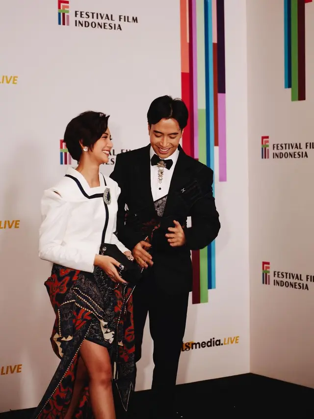 6 Potret Vidi Aldiano dan Sheila Dara Aisha di Red Carpet FFI 2022