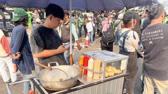 Pedagang tahu bulat saat aksi demonstrasi di depan Gedung DPR, Senayan, Jakarta Pusat, Kamis (27/8/2026). (Liputan6.com/Christian)
