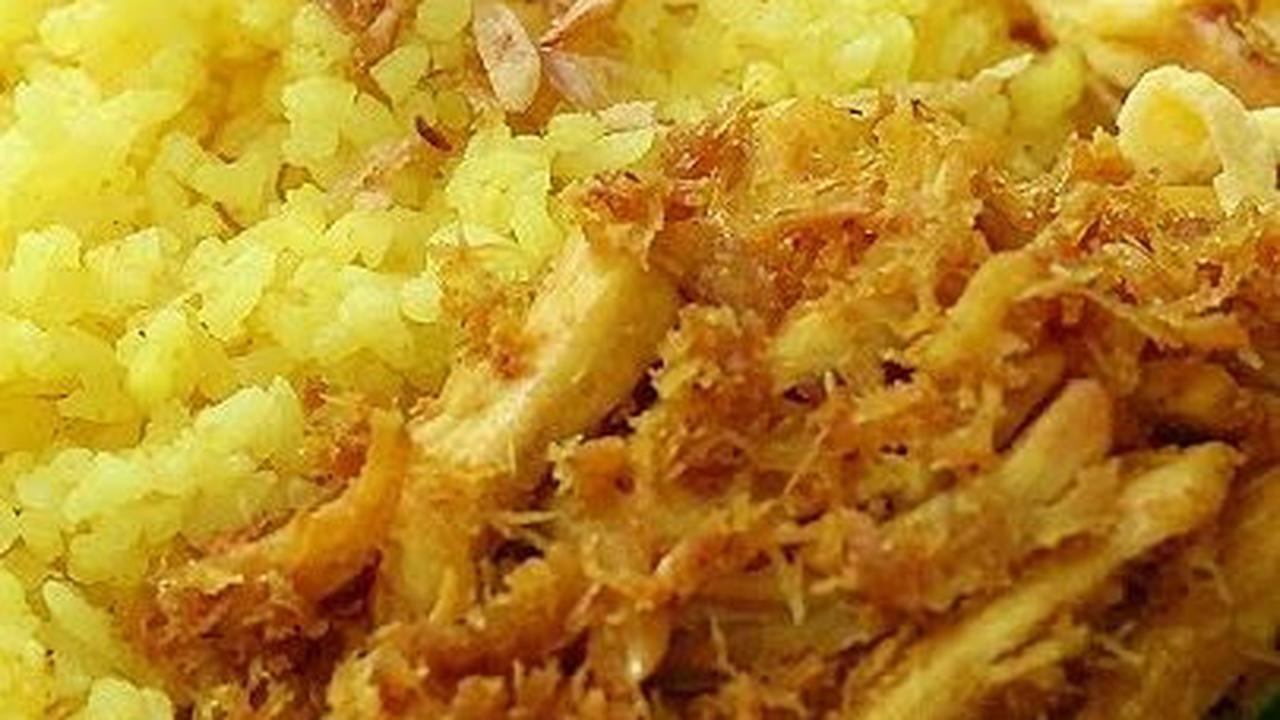 1. Nasi Kuning Rice Cooker Ayam Suwir Serundeng