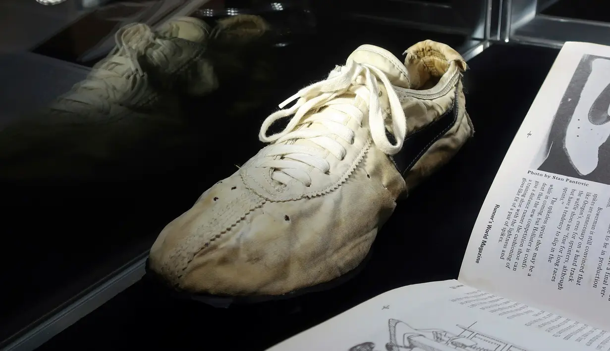 Sepatu Nike buatan tangan Moon Shoe yang merupakan hasil rancangan salah seorang pendiri Nike, Bill Bowerman, pada tahun 1972 dipajang di rumah lelang Sotheby, New York pada 12 Juli 2019. Rumah lelang tersebut mengadakan lelang sneaker langka untuk pertama kalinya. (AP Photo/Ted Shaffrey)