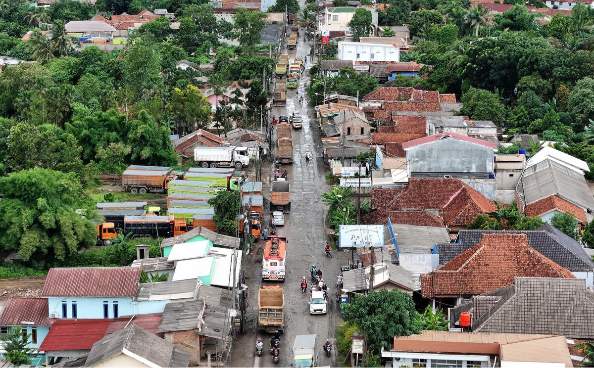 Antrean truk tambang di Parung Panjang