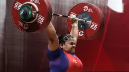 Lifter Indonesia, Nurul Akmal melakukan angkatan di kelas 75+ kilogram putri angkat besi Asian Games 2018 di JI Expo,Kemayoran, Jakarta, Senin (27/8). Nurul Akmal gagal meraih medali dengan total seberat 253 kilogram. (Lipujtan6.com/Helmi Fithriansyah)