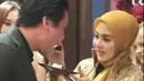 Potongan kue pertama, Syahrini memberikan kepada sang suami, Reino Barack. Terlihat ia juga menyuapinya. (Foto: Instagram/@princessyahrini)