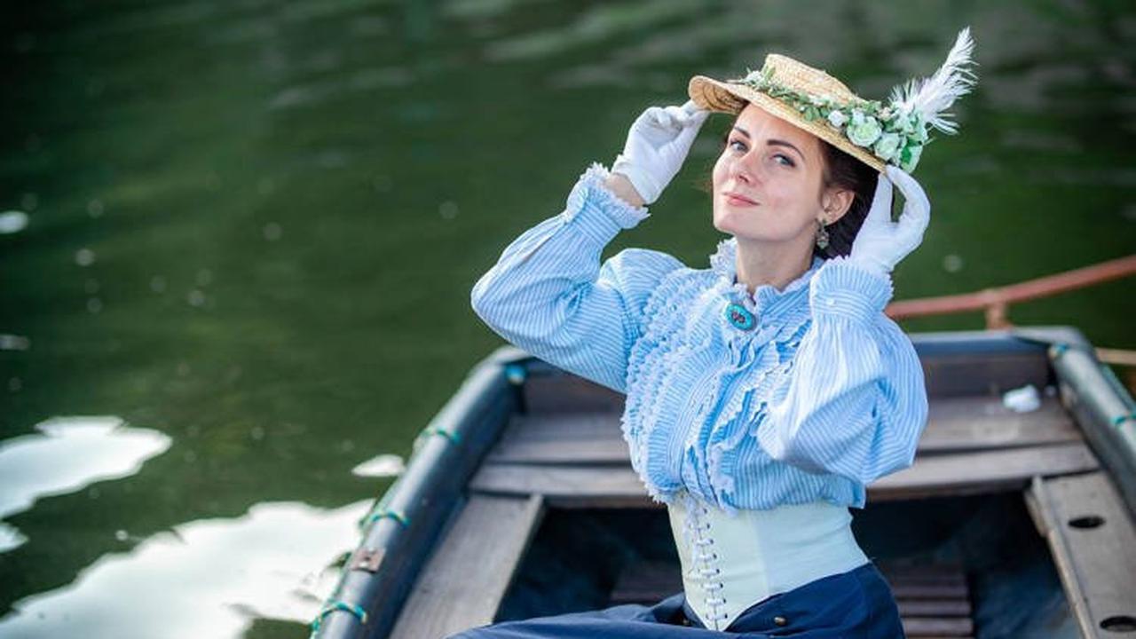 gadis Ukraina kenakan pakaian abad ke-19