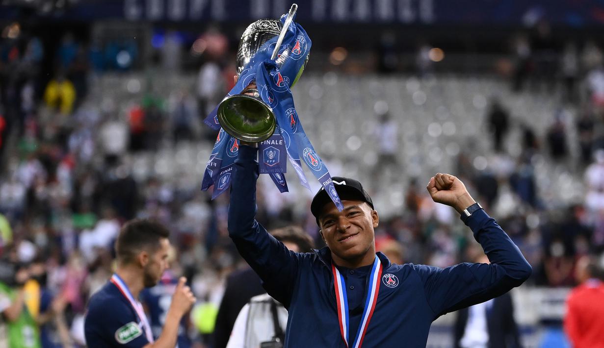 Penyerang PSG, Kylian Mbappe, merayakan trofi juara Piala Prancis usai mengalahkan Saint-Etienne pada pertandingan final di Stadion Stade de France, Sabtu (25/7/2020) dini hari WIB. PSG menang 1-0 atas Saint-Etienne. (AFP/Franck Fife)
